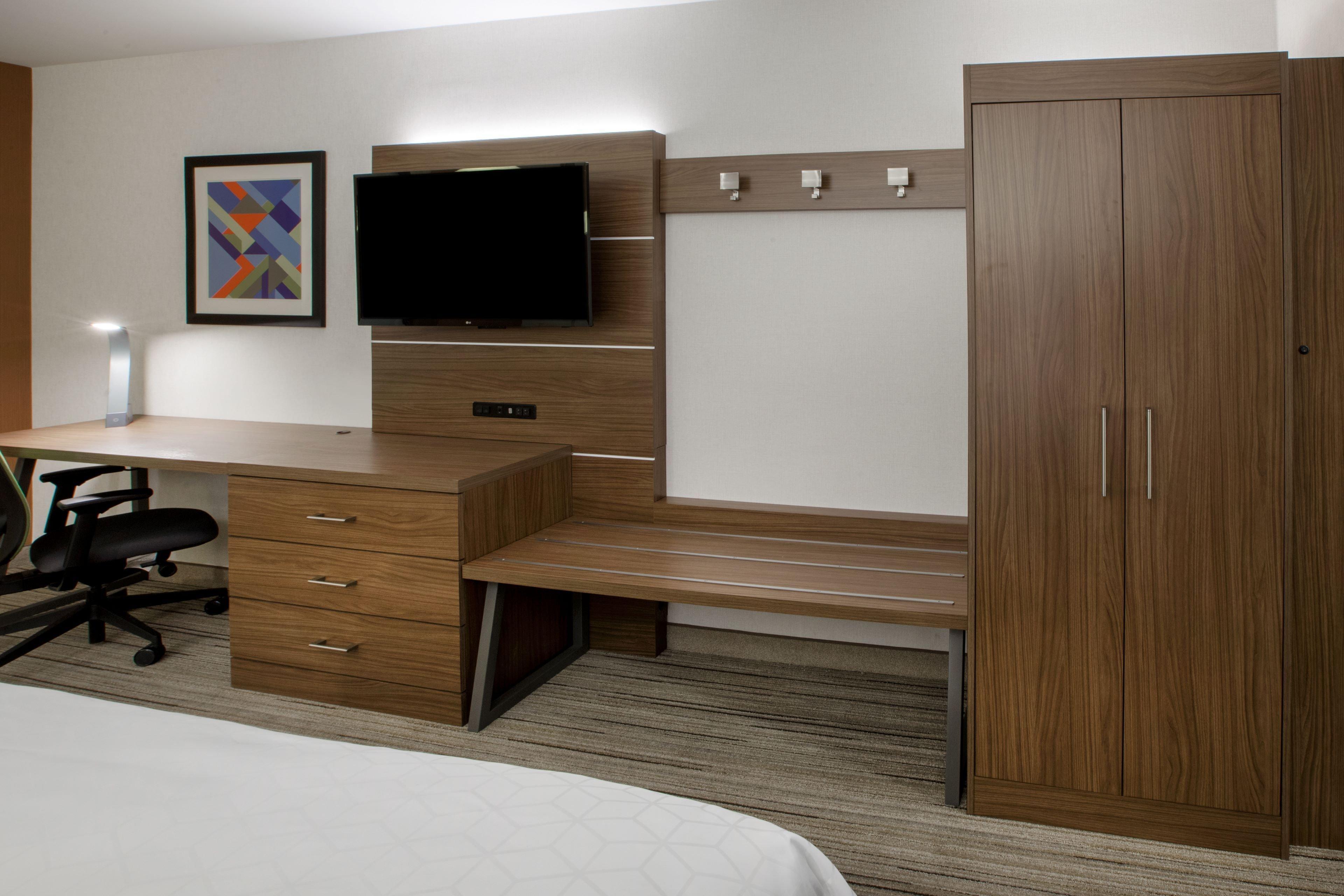 Hotel Express & - Airport By Ihg 3*